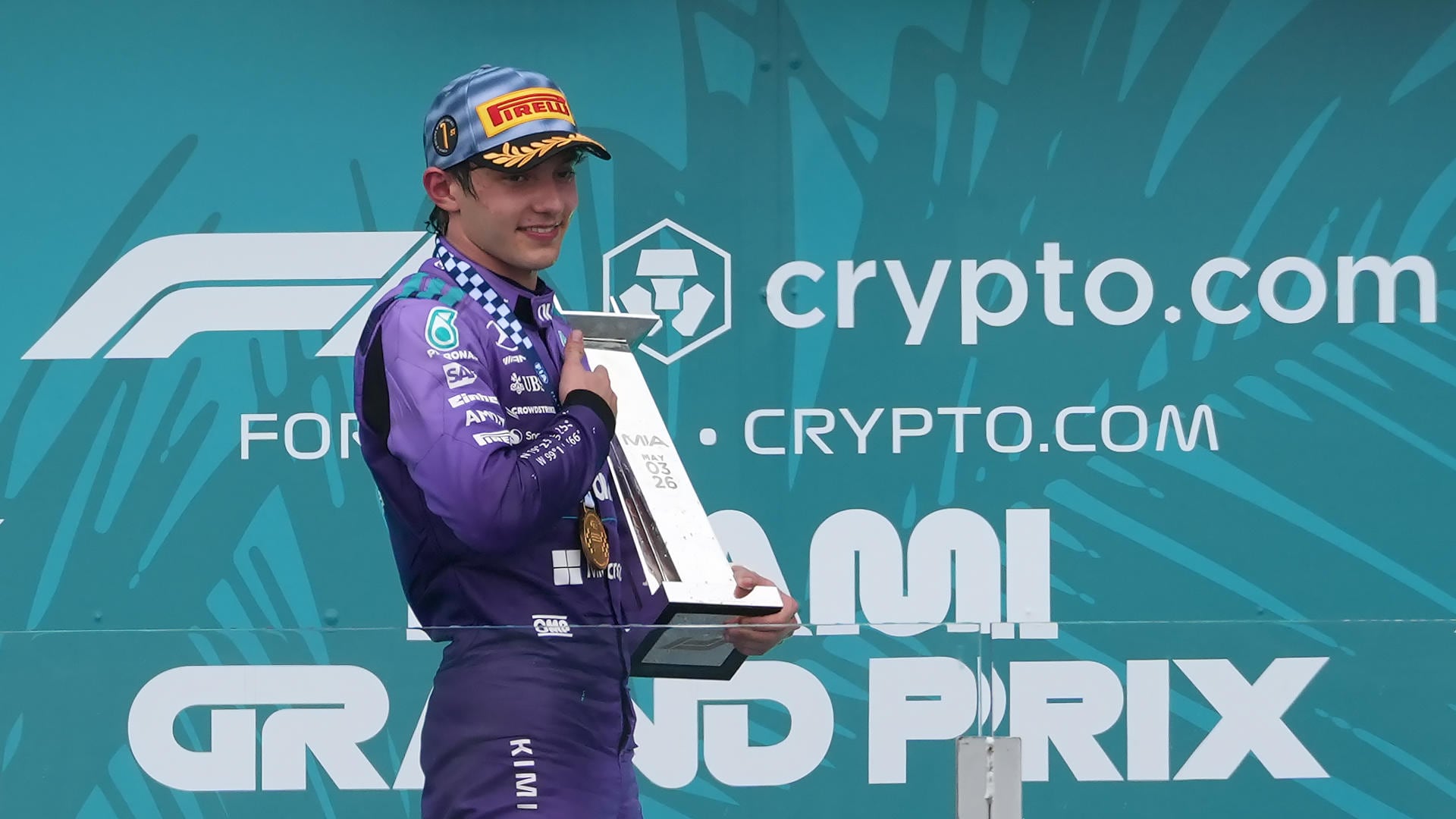 El italiano Andrea Kimi Antonelli de Mercedes celebra su victoria en el Gran Premio de Fórmula Uno de Miami. EFE/ Alberto Boal