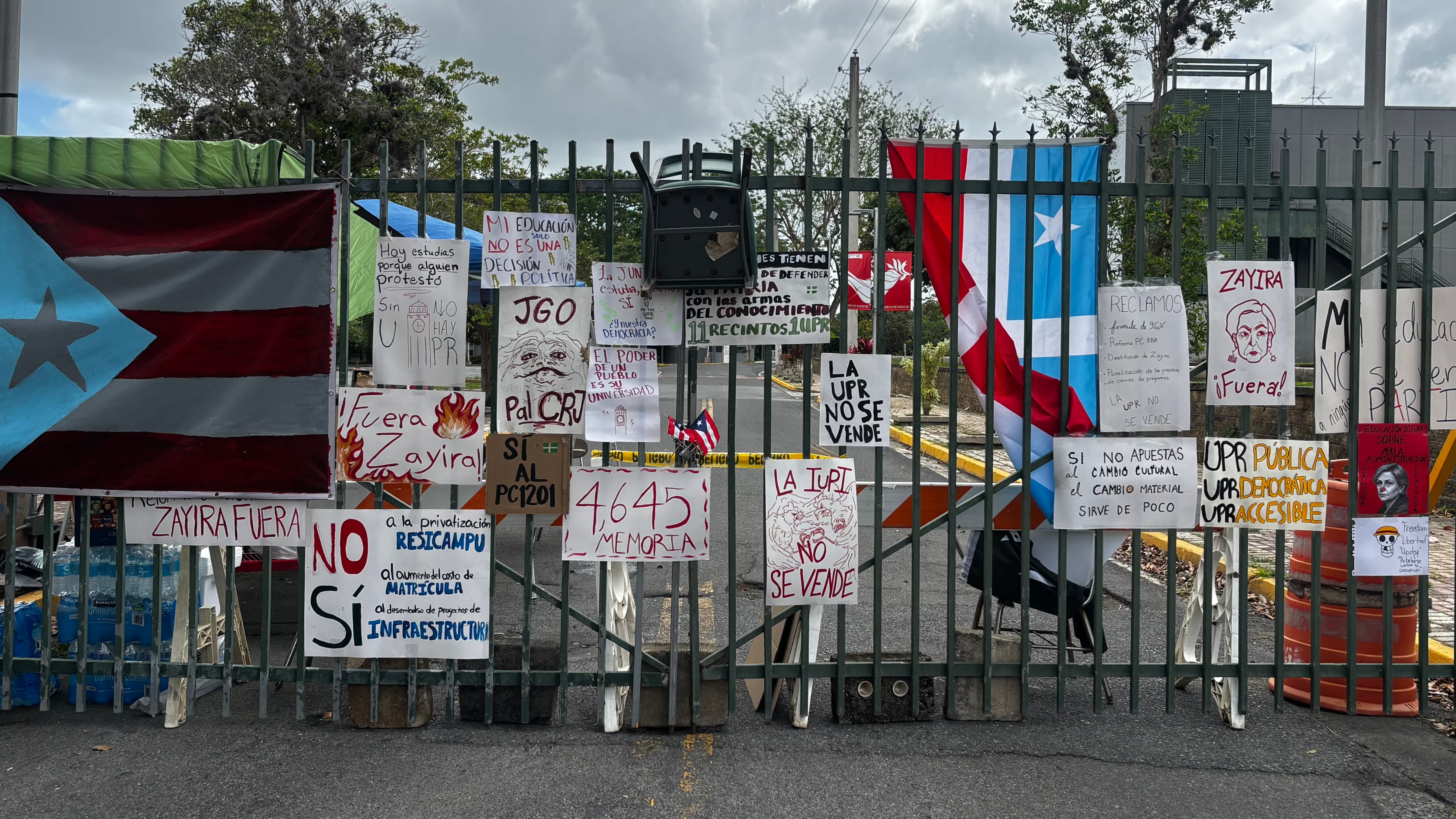 Portones del Recinto de Río Piedras amanecen cerrados por segundo día de paro