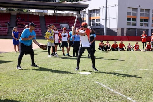 Escuela Especializada en Béisbol de Comerío celebra encuentro inclusivo con atletas no videntes