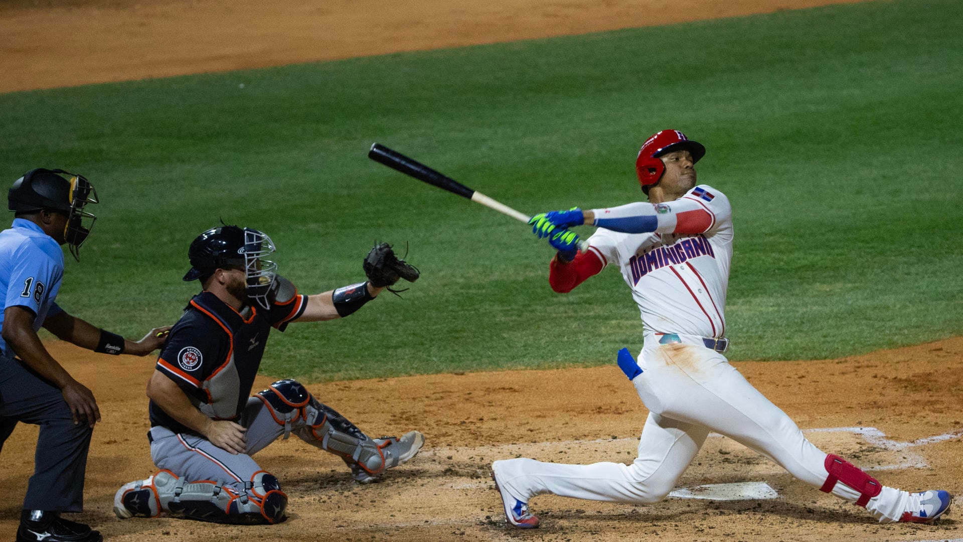Juan Soto (d), de República Dominicana, batea durante un partido de exhibición entre la selección de República Dominicana y los Tigres de Detroit en el Estadio Quisqueya Juan Marichal, en Santo Domingo (República Dominicana). EFE/Orlando Barría