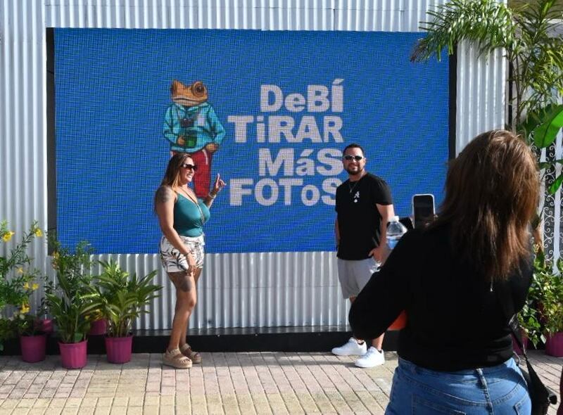 Personas de todas partes llegaron hasta el Coliseo de Puerto Rico, José Miguel Agrelot.