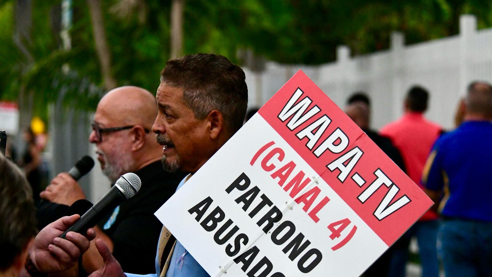 Manifestación en WAPA TV contra la gerencia.