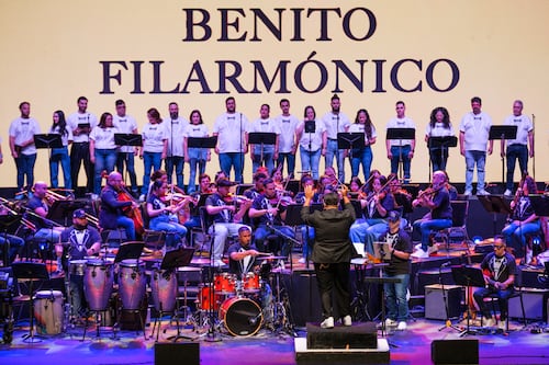 ¡Un palo! Filarmónica la monta con los éxitos de Bad Bunny