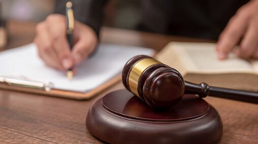 Mujer denuncia a su expareja por pasarse 15 minutos en horario pactado para tener relaciones