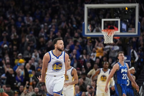 Stephen Curry anota 36 puntos y lidera a los Warriors en su victoria sobre el Magic