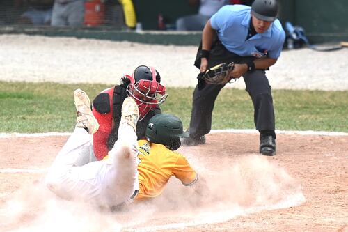 Victoria de los Taínos de la UAGM empata la serie final de béisbol
