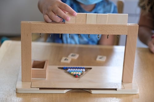 Estudio revela que las escuelas Montessori no superan en desempeño académico a las tradicionales, pero sí destacan en convivencia y desarrollo social