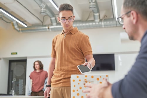 Estudio cuestiona impacto académico de prohibir celulares