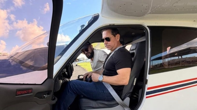 El líder del PIP tomando clases de aviación.