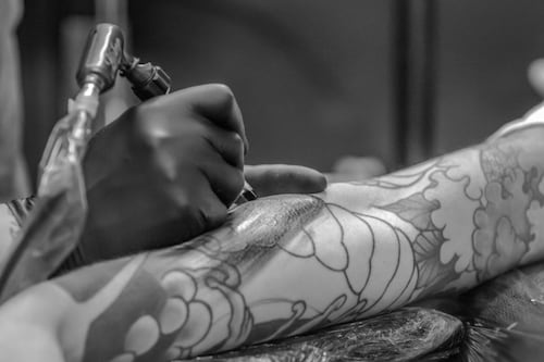 ¿Qué cuidados debes tener después de hacerte un tatuaje?