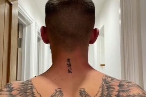 “No tiene sentido”: hombre se tatúa el nombre de su novia y comete singular error que se vuelve viral