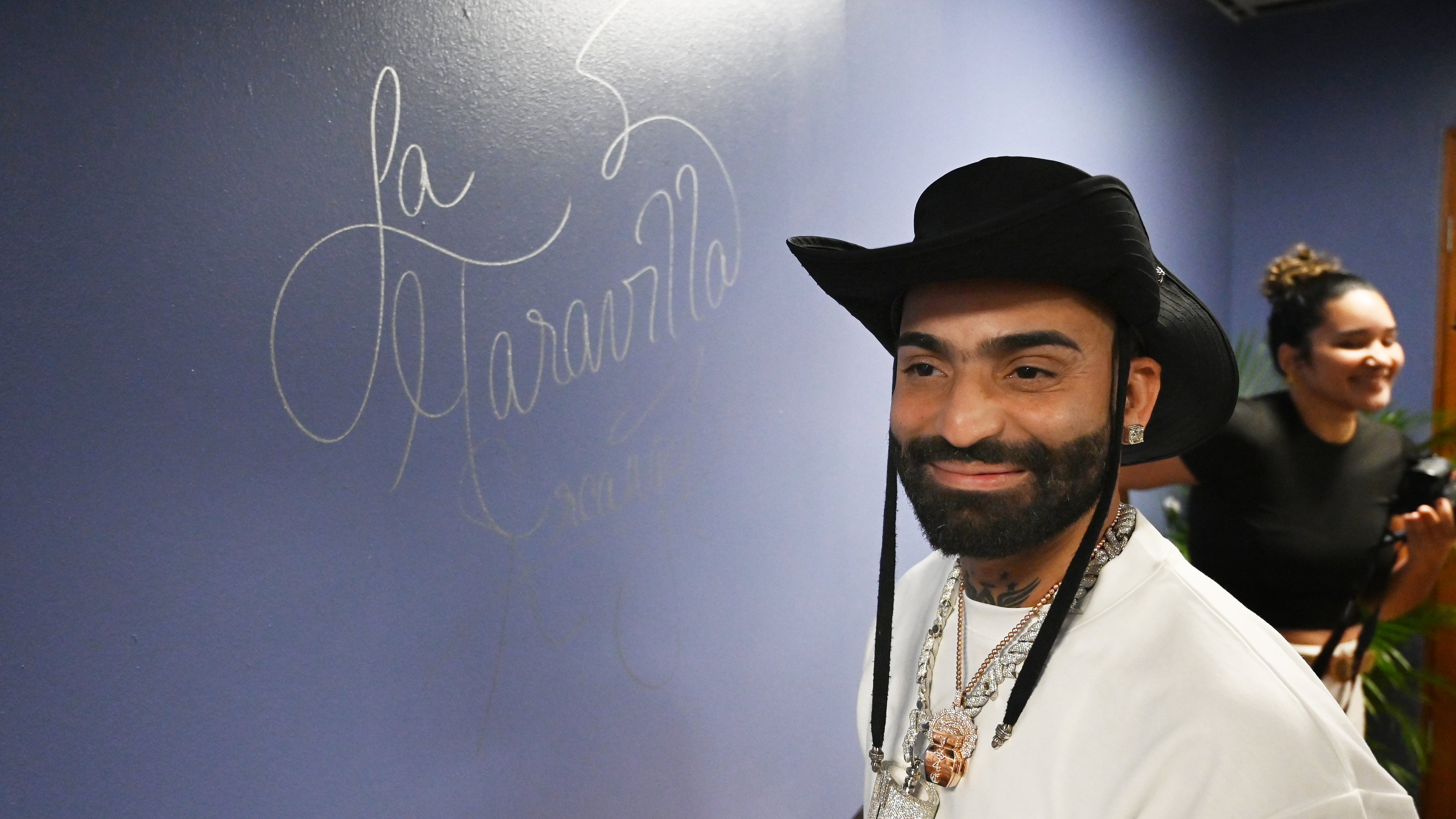 El alcalde de San Juan, Miguel Romero, inaugura el Estudio Rio, con el cantante Urbano Arcángel