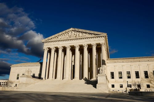 Supremo decidirá si orden de Trump para poner fin a ciudadanía por nacimiento es constitucional