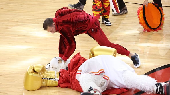 McGregor golpea la mascota de Miami Heat