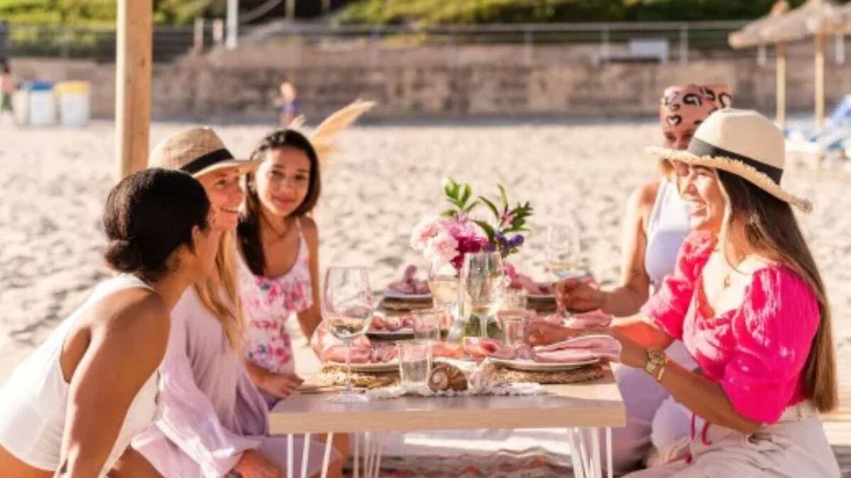 ¡Adiós día de San Valentín! El Galentine’s Day es la nueva tendencia este 2025 que arrasa en redes: así se celebra