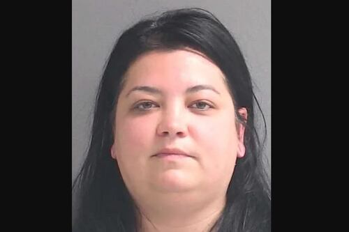 Mujer es acusada de aumentar su propio sueldo sin el conocimiento de su jefe