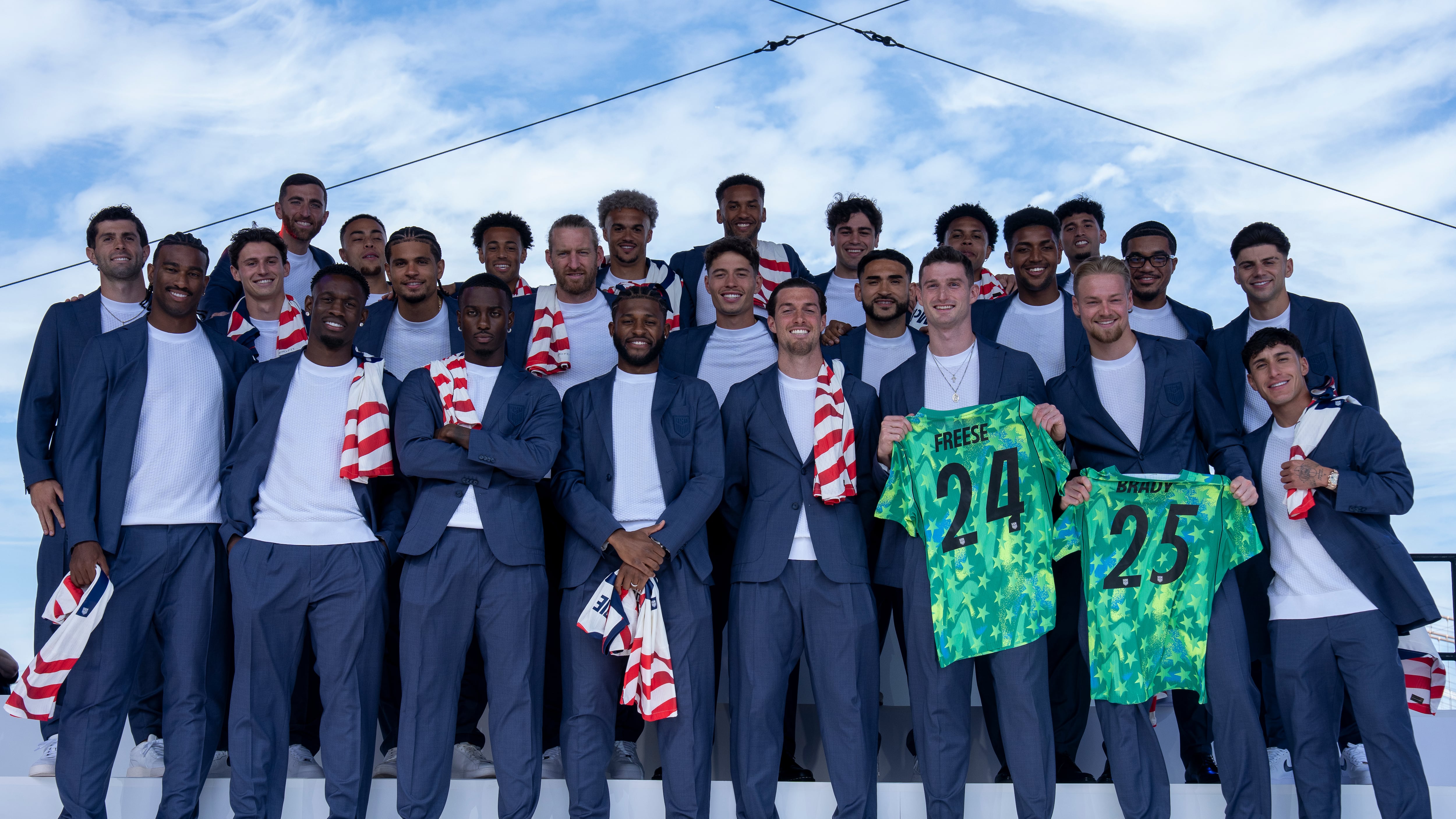 Los jugadores de la selección masculina de fútbol de Estados Unidos posan durante el anuncio de la lista oficial de jugadores convocados para el Mundial 2026 el pasado 26 de mayo, en Nueva York (Estados Unidos). Christian Pulisic, atacante del AC Milan, y Weston McKennie, centrocampista de la Juventus de Turín, encabezan la lista de una Estados Unidos dirigida por Mauricio Pochettino que disputará el Mundial 2026 como coanfitriona junto con México y Canadá entre el 11 de junio y el 19 de julio. EFE/ Ángel Colmenares