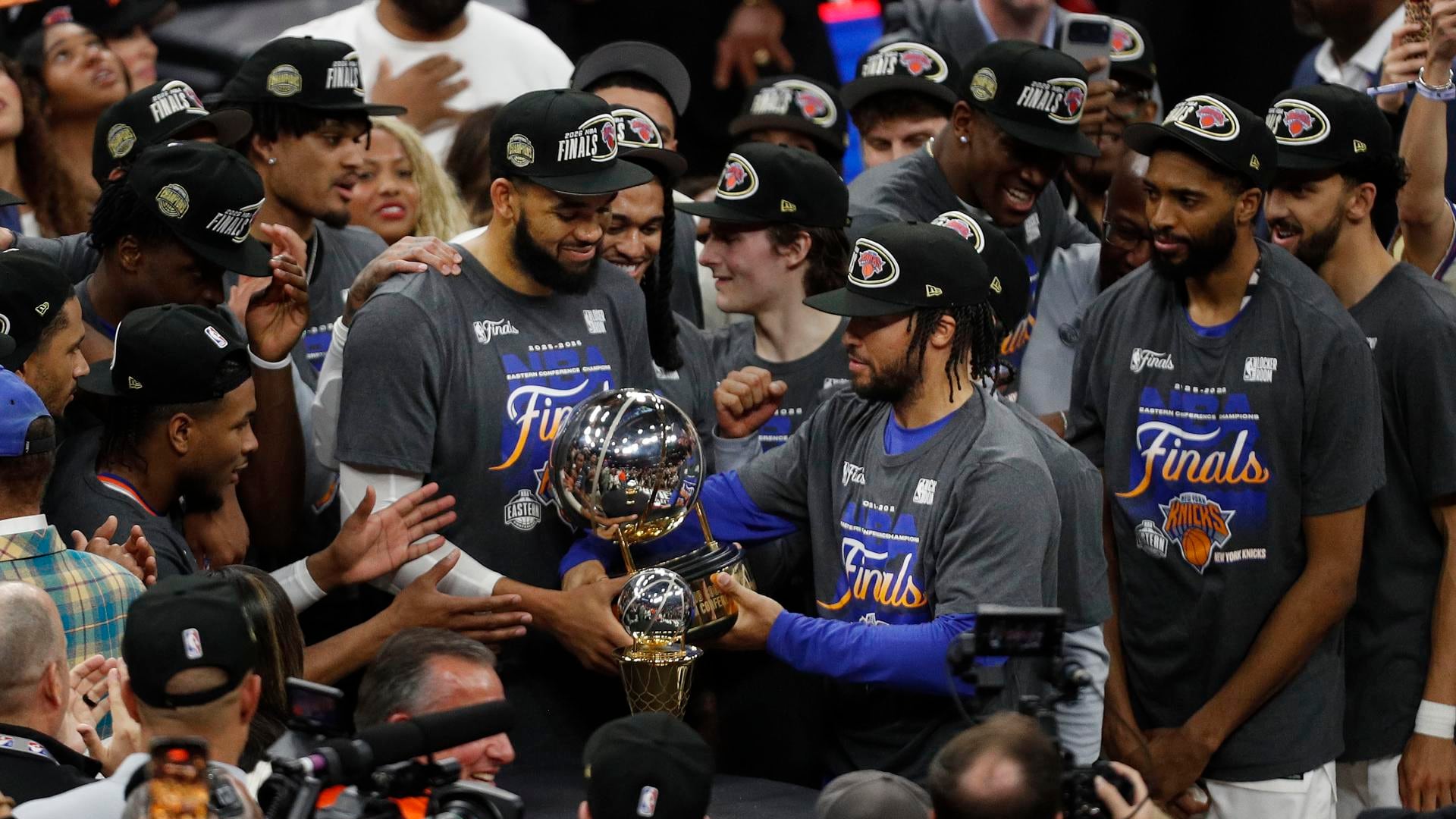 Jugadores de New York Knicks celebran este lunes la conquista de la Conferencia Este de la NBA por primera vez desde 1999 y la clasificación a las Finales de la NBA. EFE/EPA/DAVID MAXWELL SHUTTERSTOCK OUT