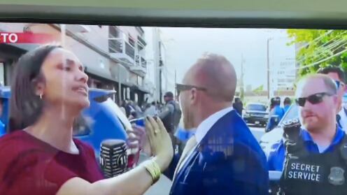 La periodista confrontó a un agente del servicio secreto.