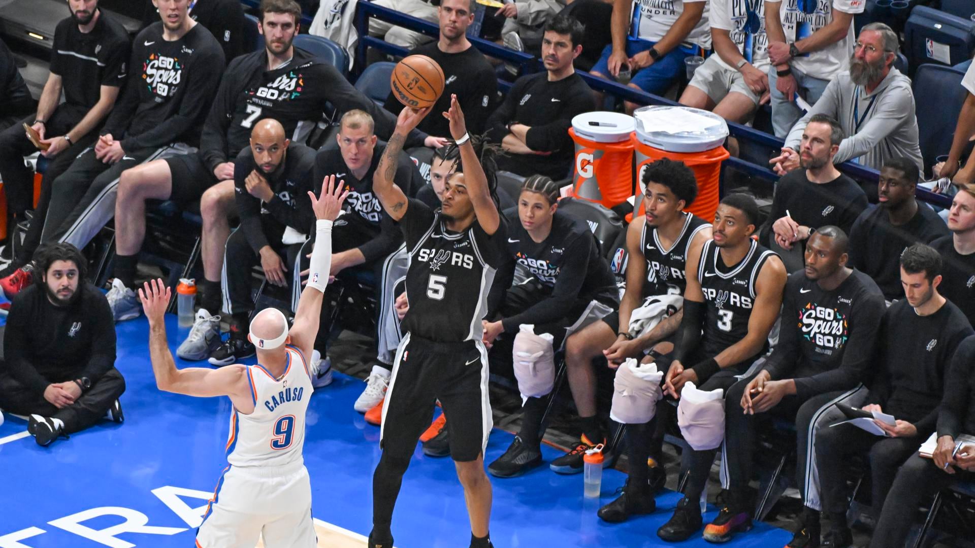 El escolta de los San Antonio Spurs, Stephon Castle (d), lanza a canasta tras superar a su marcador, Alex Caruso, de Oklahoma City Thunder, durante el quinto partido de las Finales de la Conferencia Oeste de la NBA jugado ese martes en Oklahoma City. EFE/EPA/MANUELA SOLDI SHUTTERSTOCK OUT