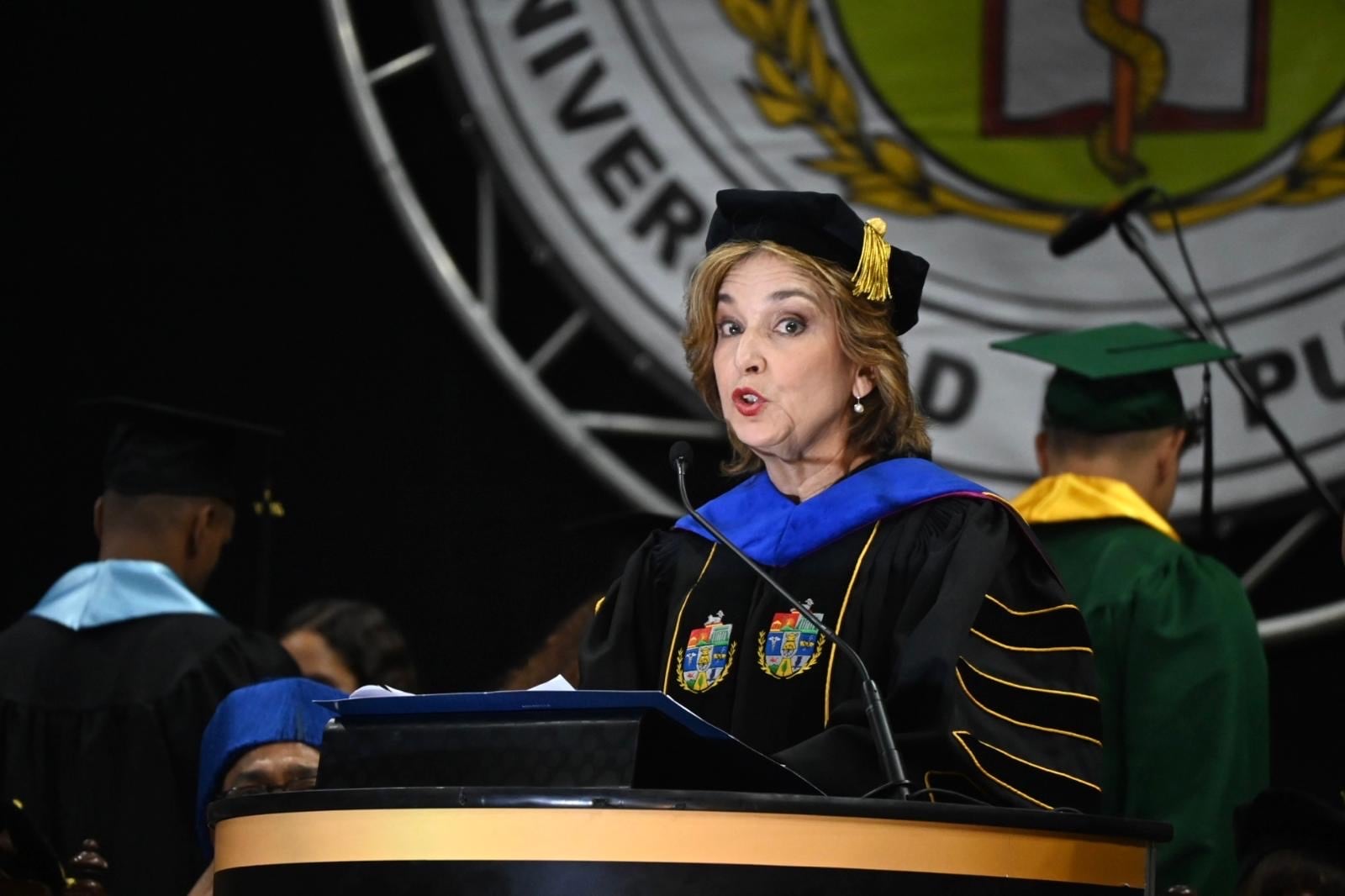 VIDEO: Estudiante se la deja caer a Zayira Jordán durante graduación de la UPRA