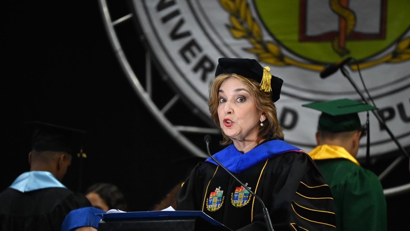La presidenta de la Universidad de Puerto Rico (UPR), Zayira Jordán Conde, enfrentó este jueves abucheos, protestas y muestras de rechazo durante la ceremonia de graduación del Recinto de Ciencias Médicas celebrada en el Coliseo Rubén Rodríguez de Bayamón, en lo que representó su primera graduación como presidenta del principal centro docente del país.
