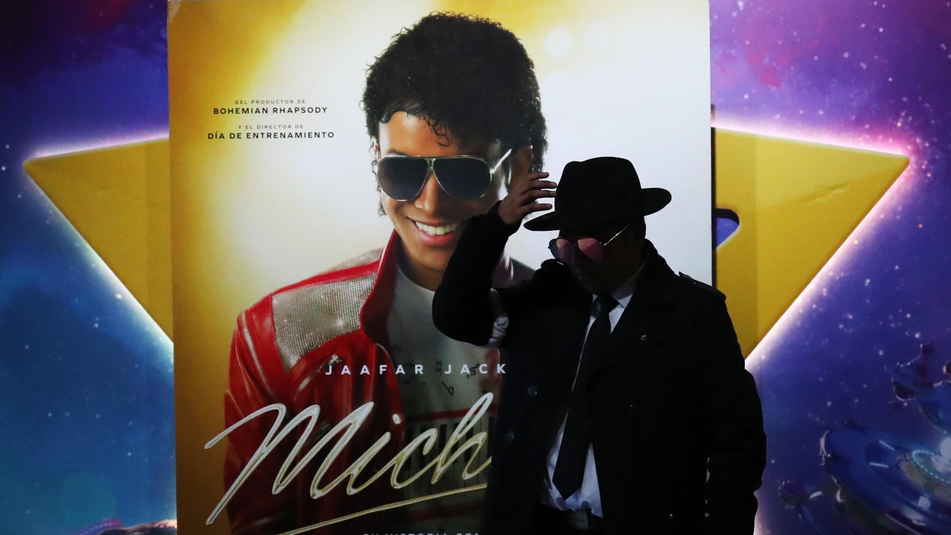 Una persona posa frente a un cartel de la película 'Michael' el pasado jueves 23 de abril en una sala de cine en La Paz (Bolivia). EFE/ Luis Gandarillas