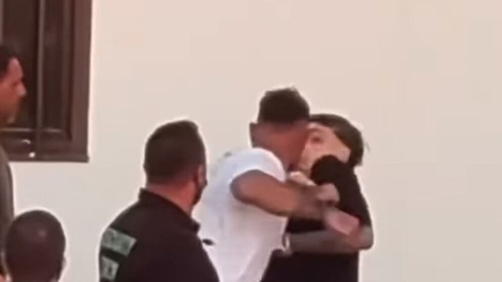 Luar La L recibiendo un puño en la cara