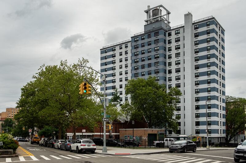 Edificio de apartamentos Harlem River II, situado en Frederick Douglass Boulevard, en Manhattan.

Foto por Adi Talwar | Centro de Periodismo Investigativo