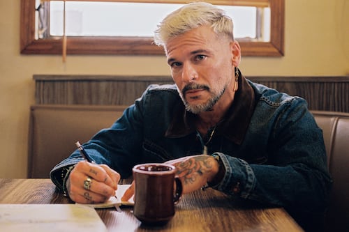 Pedro Capó emprende un viaje por ‘La Carretera’ con Carín León y Jorge Drexler