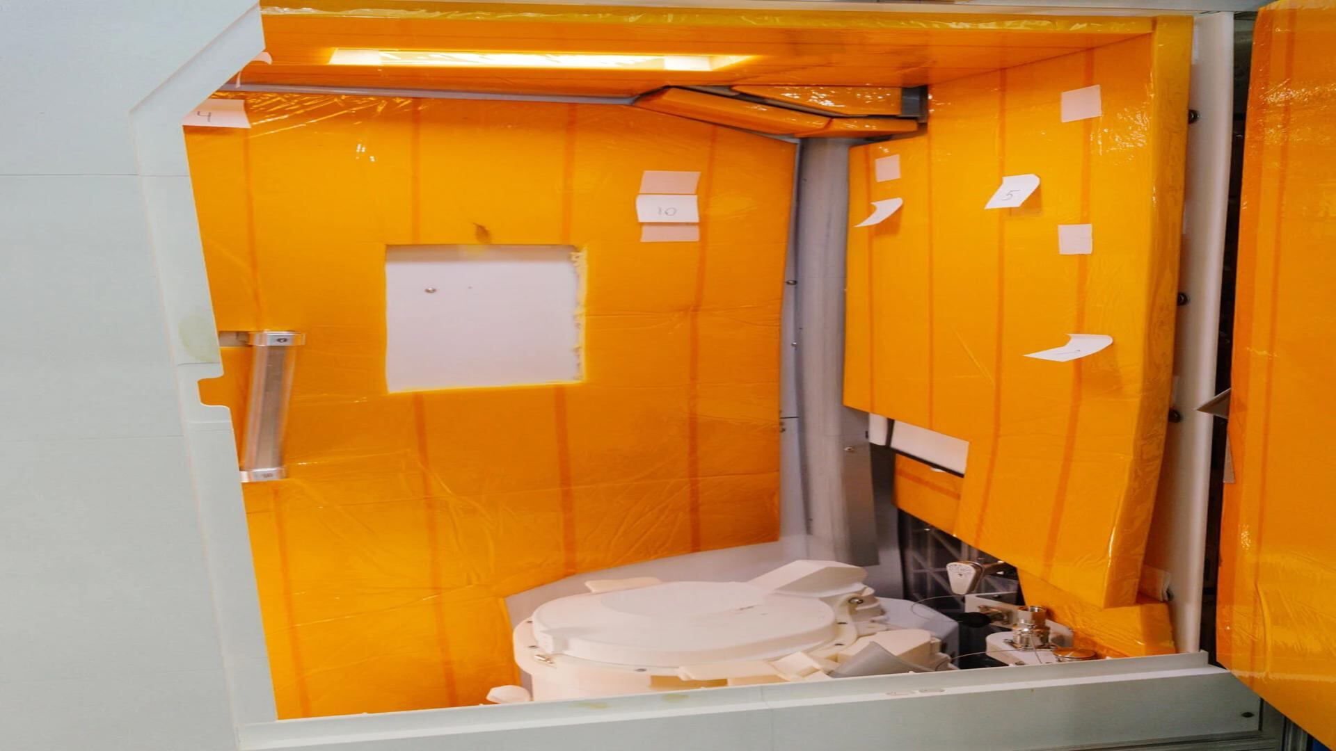 Captura de vídeo cedido por la NASA que muestra el retrete a bordo de la cápsula Orión de la misión lunar Artemis II. EFE/ NASA