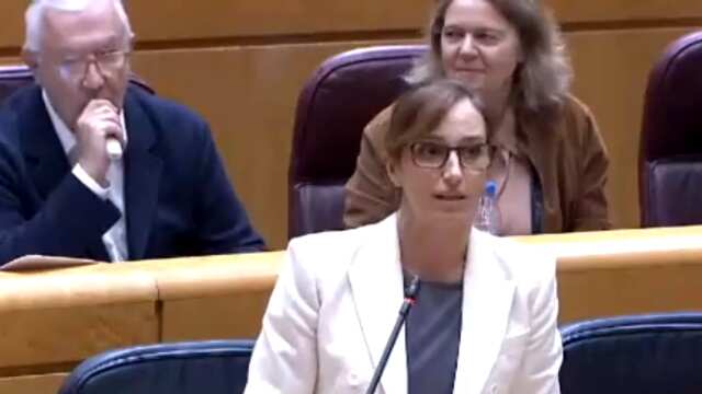 El senador comenzó a vapear mientras hablaba la ministra de Salud de España.