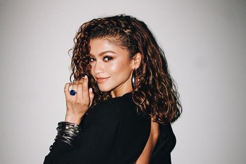 Zendaya le brinda homenaje a Cher al lucir legendario vestido en la gala Salón de la Fama del Rock and Roll