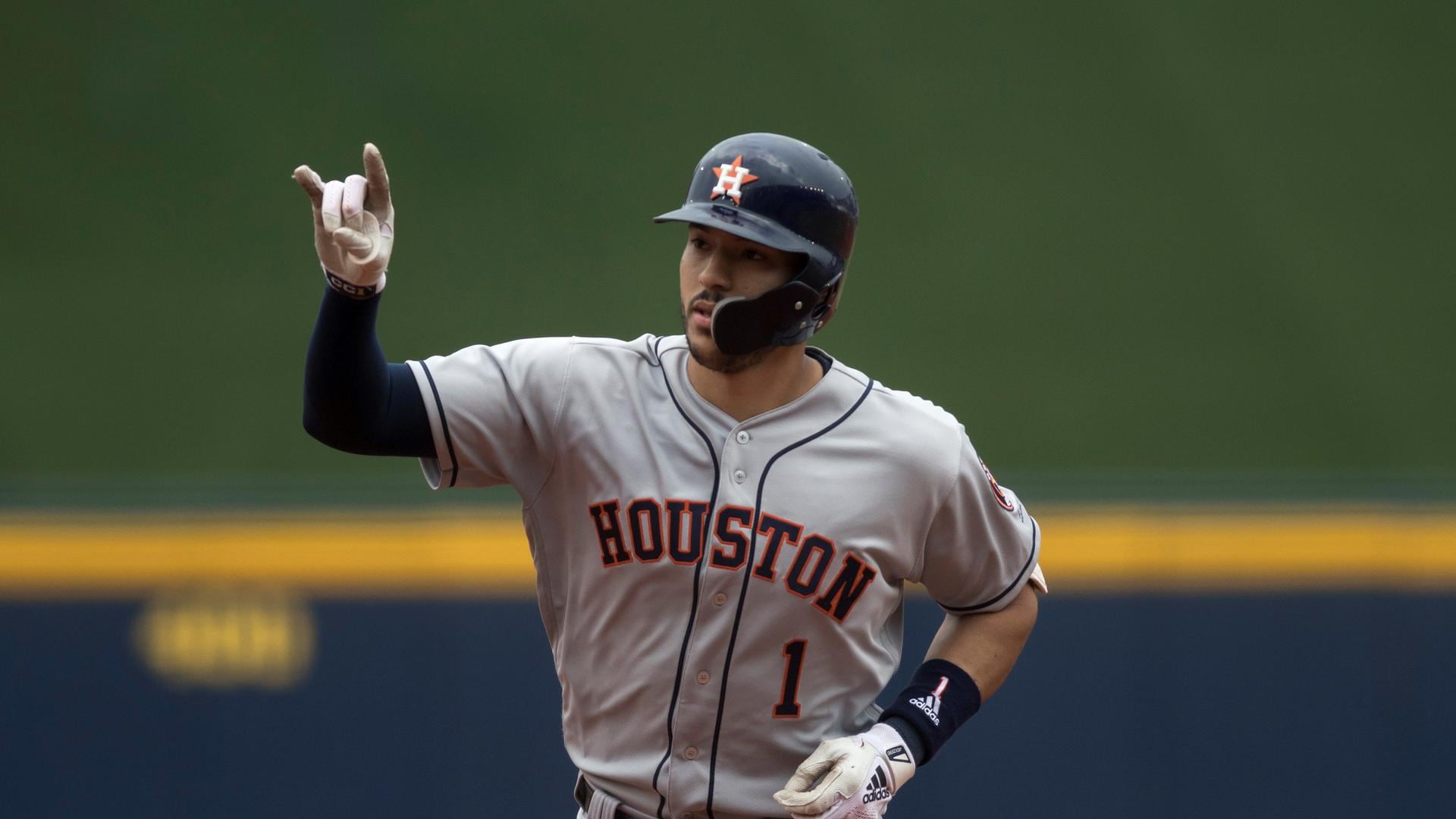 El pelotero Carlos Correa se perderá el resto de la temporada por lesión en un tobillo