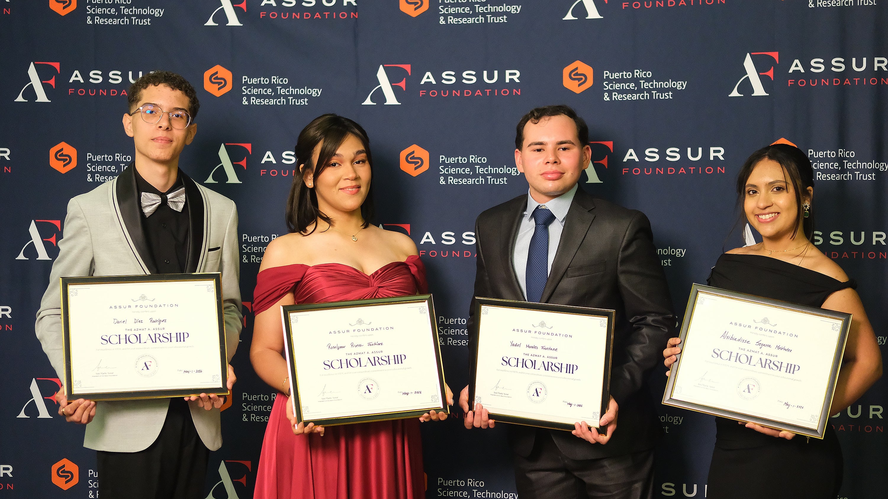 Otorgan $80,000 en becas STEM a cuatro estudiantes sobresalientes de escuelas públicas