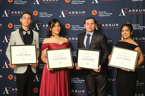 Los duros en la materia: Estudiantes sobresalientes reciben becas de $20 mil