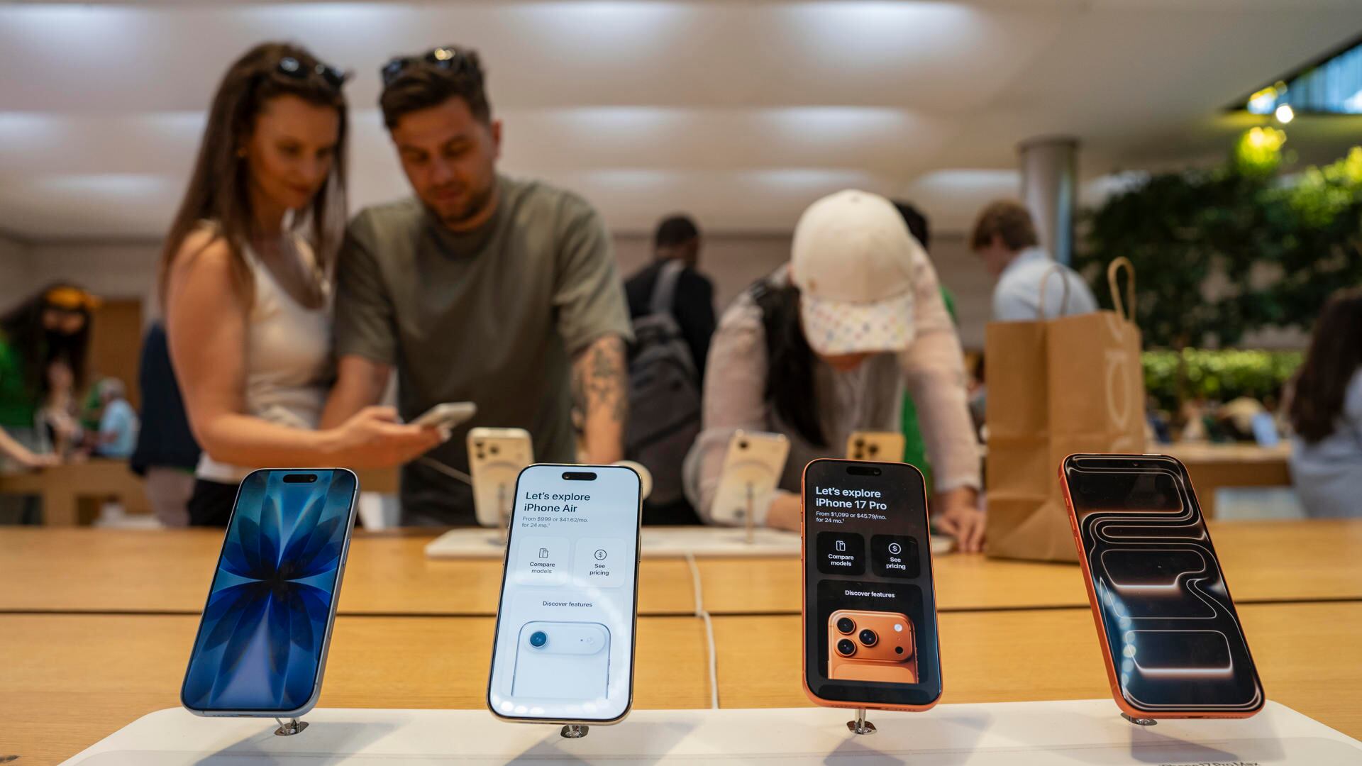 Fotografía que muestra varios productos en la tienda Apple de la 5 Avenida este lunes, en Nueva York (EE.UU). Apple abrió hace veinticinco años sus dos primeras tiendas físicas, en Tysons Corner (Virginia) y Glendale (California), desafiando así las convenciones del mercado e iniciando un experimento para acercar sus modelos al consumidor que se ha convertido en un imperio de 272 establecimientos en EEUU, aunque el auge del comercio digital ha marcado un cambio de ciclo para la firma de Cupertino. EFE/ Angel Colmenares