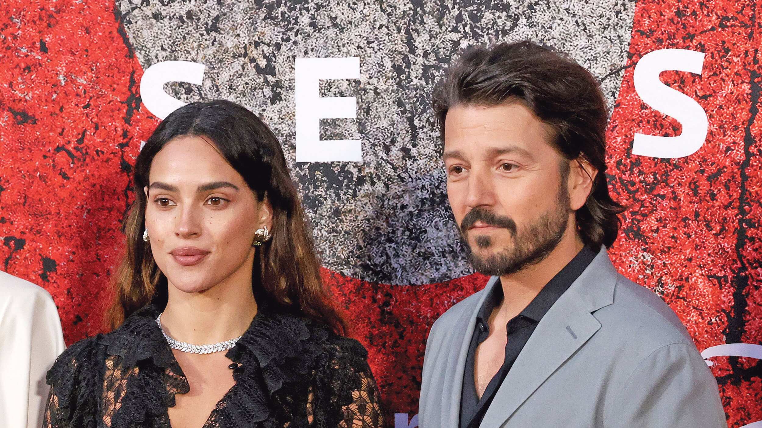 LOS ÁNGELES, CALIFORNIA - 14 DE ABRIL: Adria Arjona y Diego Luna asisten al evento especial de lanzamiento de la segunda temporada de Andor en el Teatro El Capitán el 14 de abril de 2025 en Hollywood, California. (Foto de Jesse Grant/Getty Images para Disney)