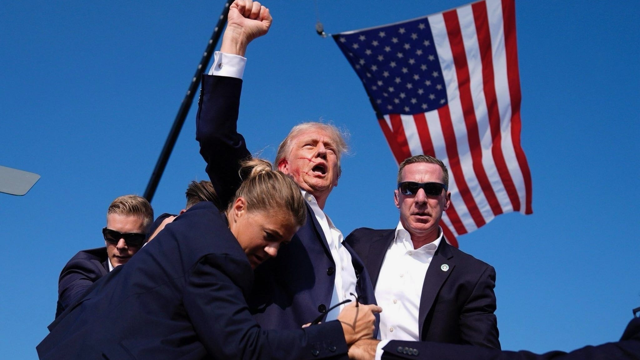Imagem mostra Trump com sangue na orelha logo após atentado