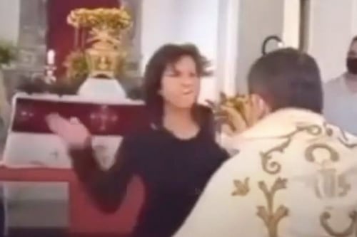 VIDEO: Mujer agredió a cura en plena catedral durante eucaristía de Jueves Santo