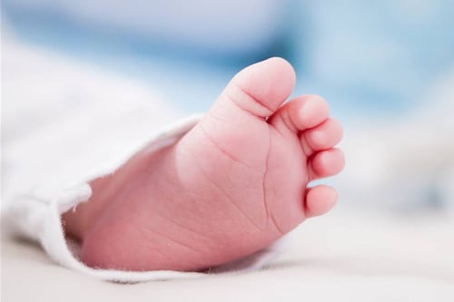 Turista estadounidense lanzó a su bebé de un edificio en París