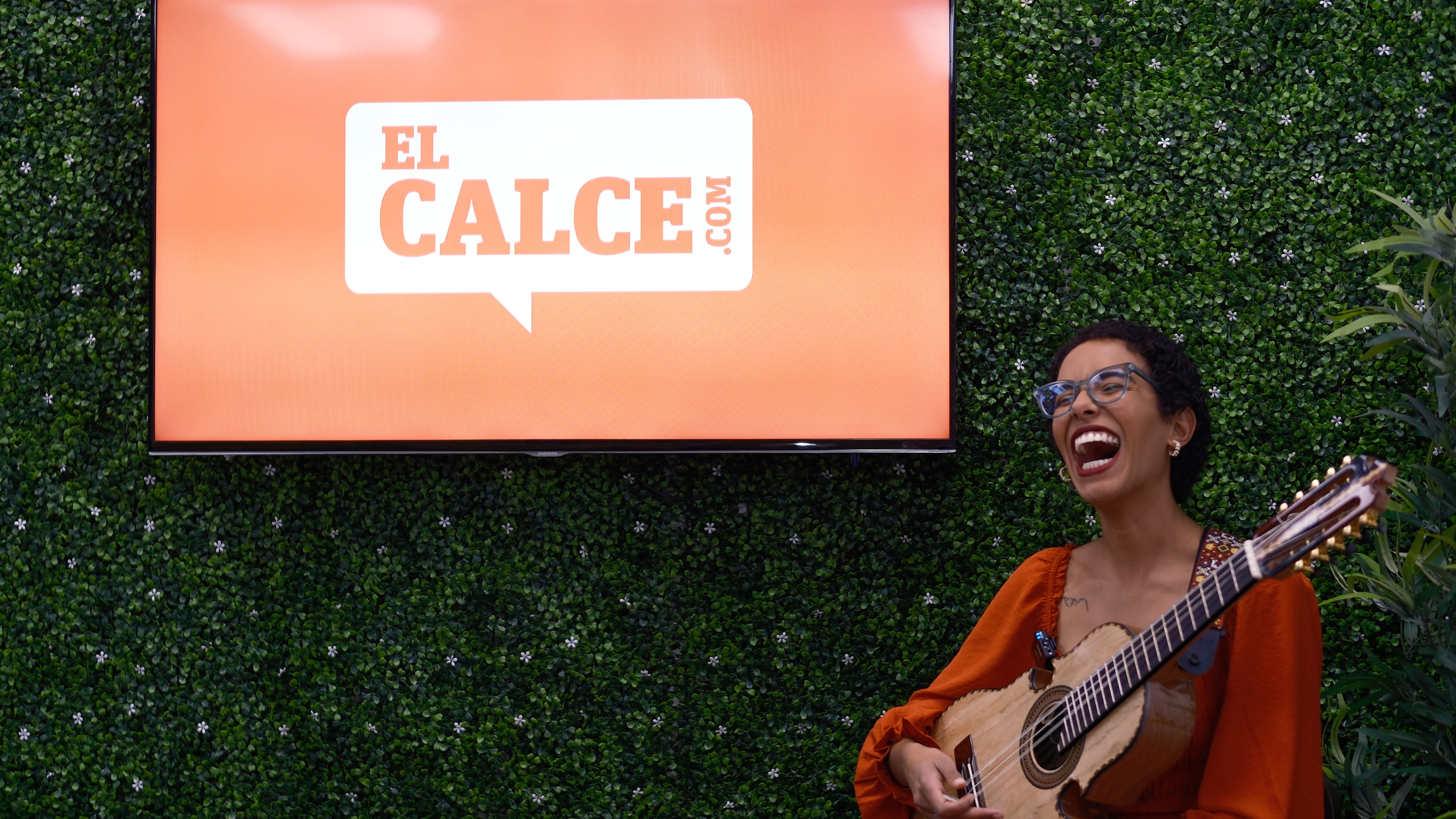 Fabiola Méndez en entrevista con "El Calce" donde habla sobre su trayectoria como cuatrista y su representación fuera y dentro de Puerto Rico.