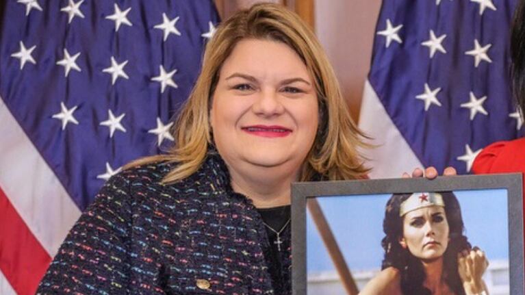 Jenniffer González con foto de Mujer Maravilla dedicada