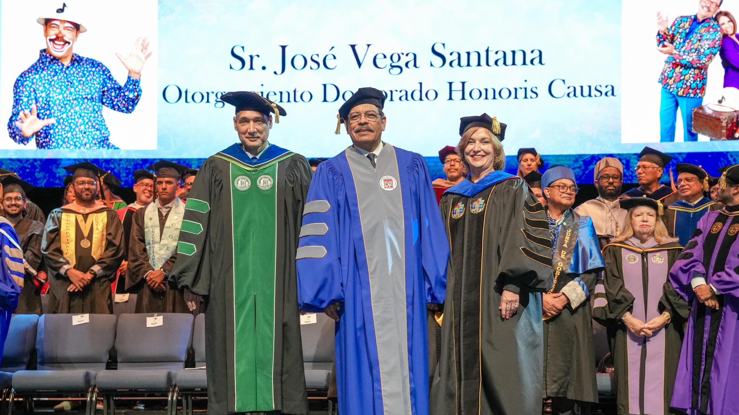 UPR de Carolina otorga Doctorado a José Vega Santana por su trayectoria como el “Payaso Remi”.