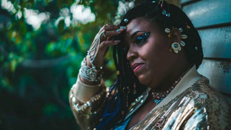 Chamir Bonano celebra el primer aniversario de su aclamada
producción “A Mí Plín” con un festival que honra a la Bomba
puertorriqueña.