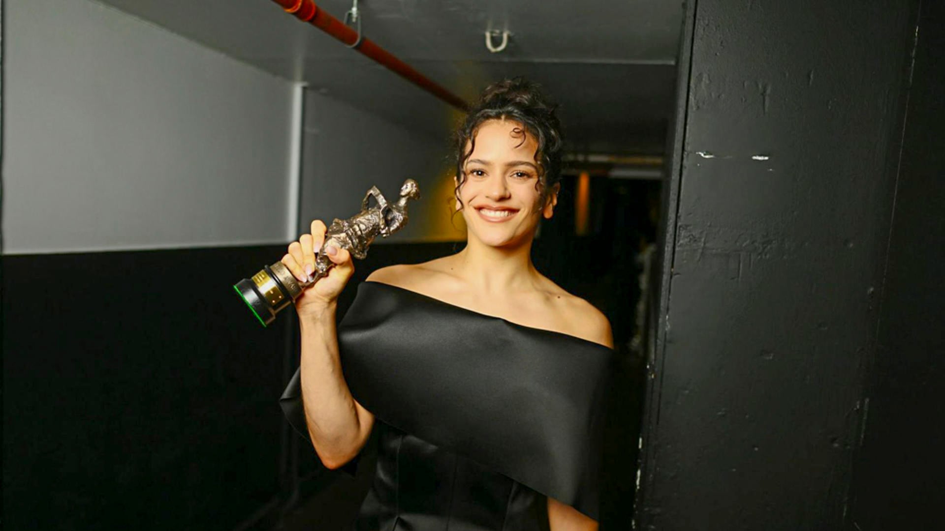 La artista española Rosalía posa con el premio a la Compositora Internacional del Año durante la entrega de los premios Ivors, uno de los más prestigiosos del gremio de compositores a nivel global, en una ceremonia celebrada en Londres. EFE/Mark Taylor/The Ivors With Amazon Music