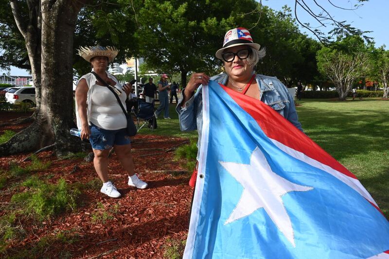 Personas de todas partes llegaron hasta el Coliseo de Puerto Rico, José Miguel Agrelot.