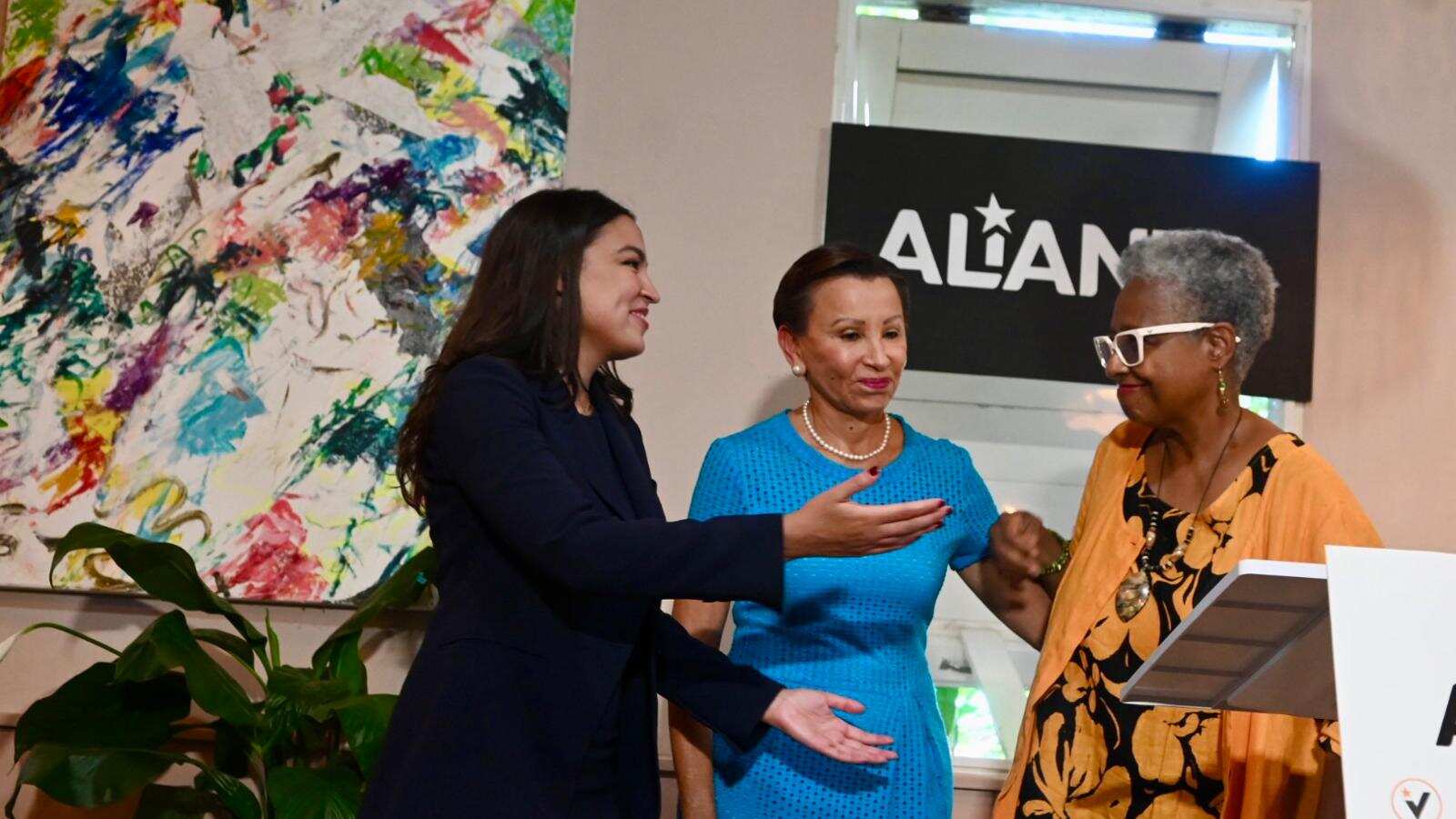 Las congresistas junto a la candidata a Washington del MVC, Ana Irma Rivera Lassen.