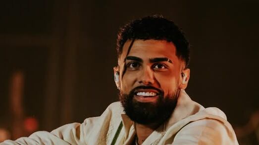 El exponente urbano fue invitado de la residencia de Bad Bunny en Puerto Rico.