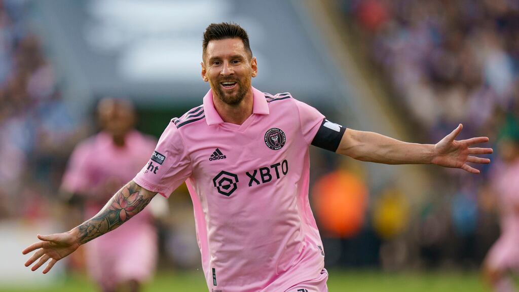 El argentino Lionel Messi, del Inter Miami, festeja tras anotar ante el Union de Filadelfia en las semifinales de la Leagues Cup, el martes 15 de agosto de 2023. (AP Foto/Chris Szagola)